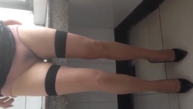 和楼下少妇大白天在家偷情！