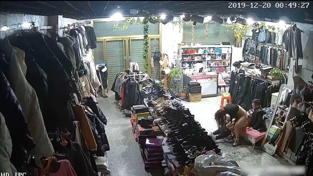 服装店监控-老板娘背着老公和男顾客在店内偷情啪啪